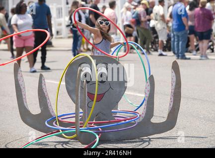 Offene Straßen – Hyannis, Massachusetts, USA. Ein Hula-Hoop-Spiel auf der Main Street Stockfoto