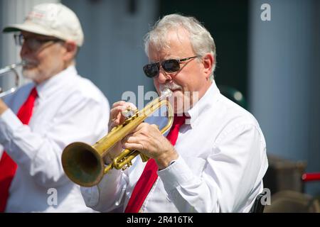 Offene Straßen – Hyannis, Massachusetts, USA. Ein Senior-Musiker an der Main Street Stockfoto