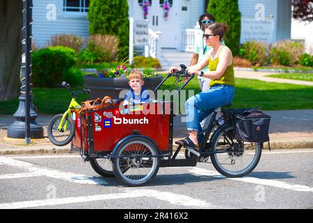 Offene Straßen – Hyannis, Massachusetts, USA. Eine Mutter und ein Sohn auf einem selbstgemachten Transportmittel Stockfoto