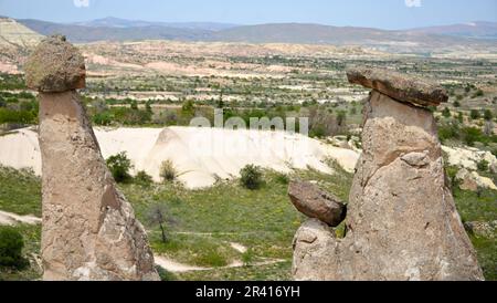 Goreme, zwischen den Felsformationen, den sogenannten Feenkamine, zwischen Tälern und Felskirchen gelegen. Zum UNESCO-Weltkulturerbe erklärt Stockfoto