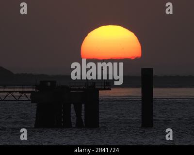 Sheerness, Kent, Großbritannien. 25. Mai 2023. Wetter im Vereinigten Königreich: Sonnenuntergang in Sheerness, Kent. Kredit: James Bell/Alamy Live News Stockfoto