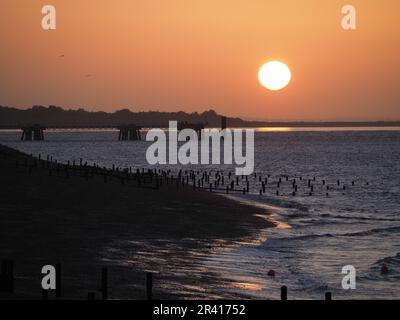 Sheerness, Kent, Großbritannien. 25. Mai 2023. Wetter im Vereinigten Königreich: Sonnenuntergang in Sheerness, Kent. Kredit: James Bell/Alamy Live News Stockfoto