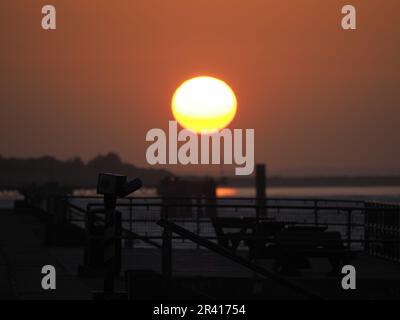 Sheerness, Kent, Großbritannien. 25. Mai 2023. Wetter im Vereinigten Königreich: Sonnenuntergang in Sheerness, Kent. Kredit: James Bell/Alamy Live News Stockfoto