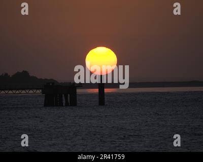 Sheerness, Kent, Großbritannien. 25. Mai 2023. Wetter im Vereinigten Königreich: Sonnenuntergang in Sheerness, Kent. Kredit: James Bell/Alamy Live News Stockfoto