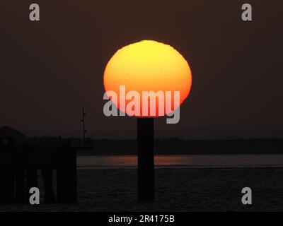 Sheerness, Kent, Großbritannien. 25. Mai 2023. Wetter im Vereinigten Königreich: Sonnenuntergang in Sheerness, Kent. Kredit: James Bell/Alamy Live News Stockfoto