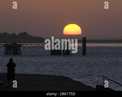 Sheerness, Kent, Großbritannien. 25. Mai 2023. Wetter im Vereinigten Königreich: Sonnenuntergang in Sheerness, Kent. Kredit: James Bell/Alamy Live News Stockfoto