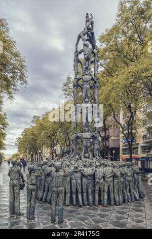 Denkmal als Kastenwerk des katalanischen Bildhauers Francesc Anglès i Garcia, Skulptur des menschlichen Turms in der Rambla-Straße in der Stadt Tarragona. Stockfoto