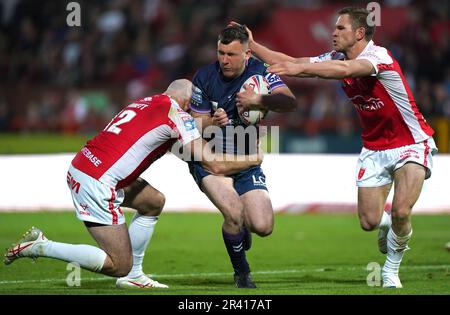 Harry Smith der Wigan Warriors wird während des Spiels der Betfred Super League im Sewell Group Craven Park, Hull, von Kane Linnett (links) von Hull KR und Matt Parcell angegriffen. Foto: Donnerstag, 25. Mai 2023. Stockfoto