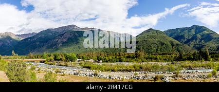 Reisemobil in der chilenischen Anden argentinische Berg. Familie Reise Reise Urlaub auf Camping RV in den Anden. Stockfoto