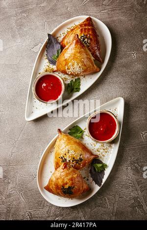 Samosa, samsa Fleisch gefüllte Pasteten. Usbekisches Nationalgericht Samosa. Konzept der zentralasiatischen, südasiatischen und ostasiatischen Küche Stockfoto