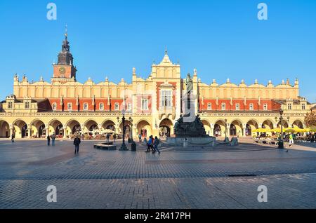 Krakau, Polen - 21. Oktober 2012: Die Statue von Adam Mickiewicz und Tuchhalle (Sukiennice) auf dem Hauptplatz in Krakau. Altstadt von Krakau (Polen) Stockfoto