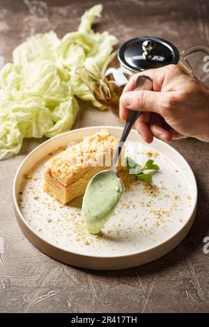 Ein Stück Kuchen Napoleon pustet Gebäck mit Vanillesahne. Russische Küche, mehrlagiger Kuchen mit Gebäckcreme Stockfoto