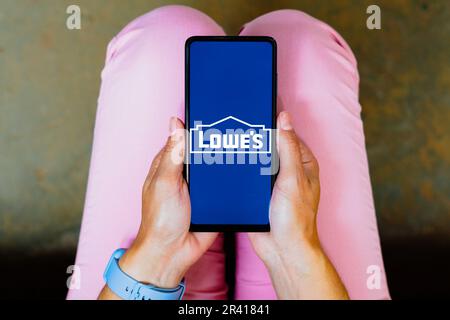 Brasilien. 25. Mai 2023. In dieser Abbildung wird das Logo von Lowe's Companies Inc. Auf einem Smartphone-Bildschirm angezeigt. (Kreditbild: © Rafael Henrique/SOPA Images via ZUMA Press Wire) NUR REDAKTIONELLE VERWENDUNG! Nicht für den kommerziellen GEBRAUCH! Stockfoto