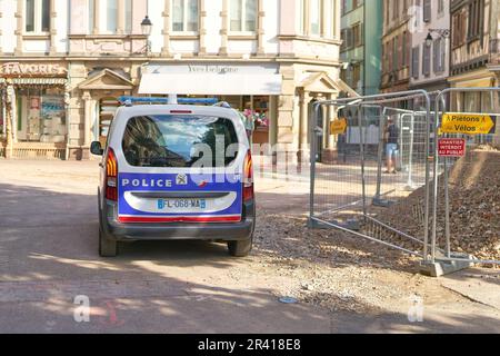 Polizeiauto während einer Kontrollfahrt auf einer Baustelle in der französischen Altstadt von Colmar Stockfoto