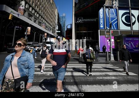 New York, USA. 25. Mai 2023. Die Leute überqueren die Straße vor den Paramount Büros am Times Square, New York, NY, 25. Mai 2023. Die Schriftstellergilde von Amerika-East (WGA) streikt gegen die Alliance of Motion Picture and Television Producers, um bessere Vertrags- und Restrechte zu erhalten. (Foto: Anthony Behar/Sipa USA) Guthaben: SIPA USA/Alamy Live News Stockfoto