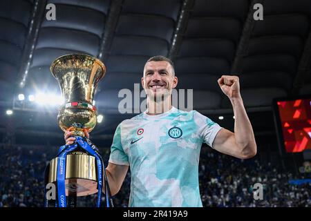 Der bosnische Stürmer Edin Dzeko von Inter Mailand feiert mit der Trophäe, nachdem er am 24. Mai 2023 im Stadio Olimpico in Rom das Finale des italienischen Pokals (Coppa Italia) zwischen Fiorentina und Inter Mailand gewonnen hat. Kredit: Tiziano Ballabio Stockfoto