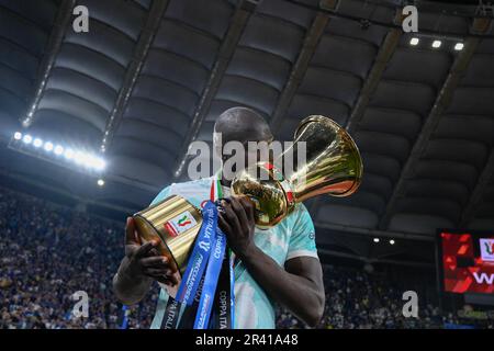 Rom, Italien. 24. Mai 2023. Inter Mailands belgischer Stürmer Romelu Lukaku küsst die Trophäe, nachdem er am 24. Mai 2023 im Stadio Olimpico in Rom das Fußballfinale des italienischen Pokals (Coppa Italia) zwischen Fiorentina und Inter Mailand gewonnen hat. Kredit: Tiziano Ballabio Kredit: Unabhängige Fotoagentur/Alamy Live News Stockfoto