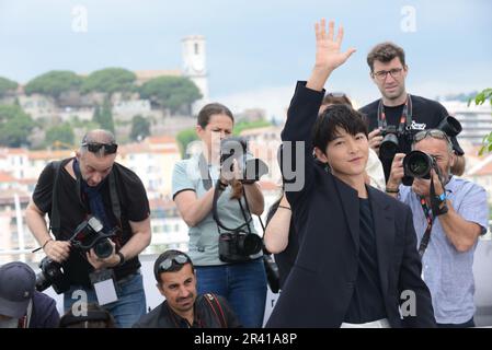 25. Mai 2023, Cannes, Frankreich: DER SONG JOONG KI nimmt am „Hwa-ran“-Fotoanruf des jährlichen Filmfestivals 76. in Cannes im Palais des Festivals Teil. (Kreditbild: © Frederick Injimbert/ZUMA Press Wire) NUR REDAKTIONELLE VERWENDUNG! Nicht für den kommerziellen GEBRAUCH! Stockfoto