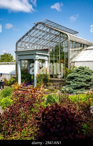 Bronx, NY - USA - Mai 21,2023 Blick auf den Blumengarten und das Marco Polo Stufano Conservatory im Wave Hill Public Garden & Cultural Center, Loca Stockfoto