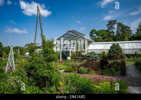 Bronx, NY - USA - Mai 21,2023 Blick auf den Blumengarten und das Marco Polo Stufano Conservatory im Wave Hill Public Garden & Cultural Center, Loca Stockfoto