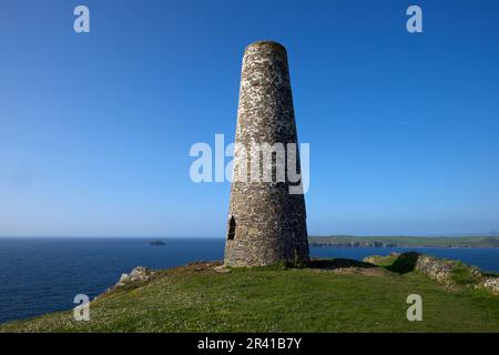 Stepper Point Padstow Cornwall UK 25. Mai 2023 der Daymark ist ein 40 m hoher Steinturm, der 1830 erbaut wurde und ursprünglich weiß mit Kalkablagerungen versehen war. Der „Tagesmarkierung“ diente als Navigationssignal für Seeleute bei Tageslicht und ist von mehr als 30 km vor der Küste aus sichtbar. Kredit: JANUSZ KONARSKI/Alamy Live News Stockfoto