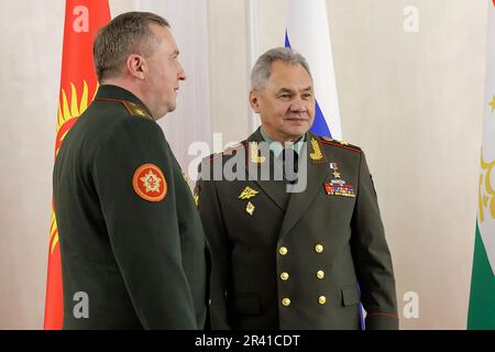 Der russische Verteidigungsminister Sergei Shoigu (R) nimmt am 24. Mai 2022 in Moskau, Russland, Teil, da er praktisch am Gipfeltreffen der Organisation des Vertrags für kollektive Sicherheit (CSTO) teilnimmt. Führer postsowjetischer Staaten haben sich im Kreml zum CSTO-Gipfel versammelt, der dieses Jahr seinen 30. Jahrestag feiert. Foto: Pressedienst des russischen Verteidigungsministeriums/Kredit: UPI/Alamy Live News Stockfoto