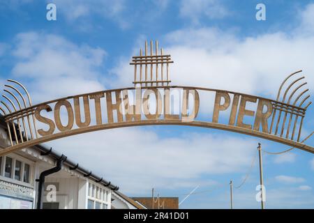 Das Schild über dem Eingang zum Southwold Pier, Suffolk, großbritannien Stockfoto