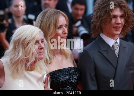 Cannes, Frankreich, 25. Mai 2023. aîd Ben sagte, Regisseurin Catherine Breillat, Léa Drucker und Samuel Kircher kamen auf dem roten Teppich für die Galavorführung des Films L’été Dernier im letzten Sommer beim Filmfestival 76. in Cannes, Frankreich, an. Kredit: Doreen Kennedy/Alamy Live News. Stockfoto