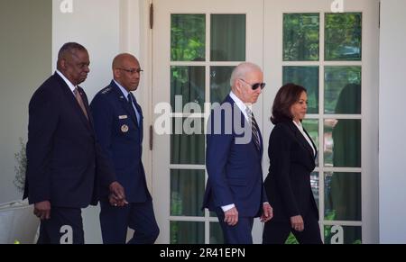 Washington, Vereinigte Staaten. 25. Mai 2023. US-Präsident Joe Biden, der zweite von rechts, wird von US-Vizepräsident Kamala Harris, rechts, US-Verteidigungsminister Lloyd J. Austin III, links, Und der Vorsitzende der Stabschefs nominiert General Charles Q. Brown, Jr., zweiter von links, bei ihrer Ankunft im Rosengarten im Weißen Haus in Washington, DC, Donnerstag, 25. Mai 2023. Kredit: Rod Lamkey/CNP/dpa/Alamy Live News Stockfoto