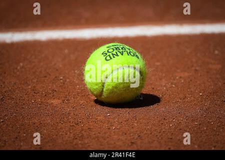 Paris, Frankreich. 25. Mai 2023. Illustration des offiziellen Balls während des Tennisturniers Roland-Garros 2023, Grand Slam, Vorschau am 25. Mai 2023 im Roland-Garros-Stadion in Paris, Frankreich - Foto Matthieu Mirville/DPPI Credit: DPPI Media/Alamy Live News Stockfoto