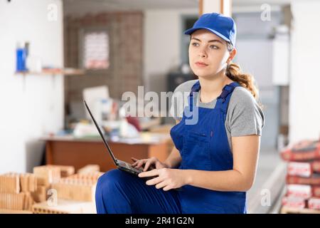 Ingenieurin mit Laptop in der Wohnung Stockfoto
