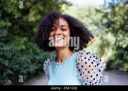 Glückliches afroamerikanisches Teenager-Mädchen in lässiger Kleidung Stockfoto