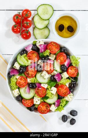 Griechischer Salat mit frischen Tomaten, Oliven und Fetakäse gesunde Ernährung Porträt von oben auf Holzbrett Stockfoto