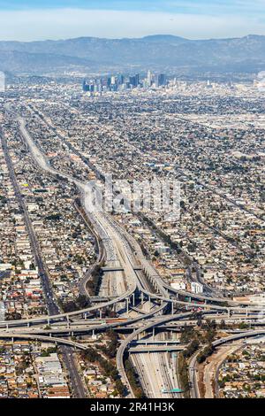 Blick aus der Vogelperspektive auf den Hafen und den Verkehr auf dem Century Freeway mit dem Porträt im Zentrum von Los Angeles, USA Stockfoto