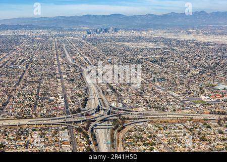 Luftaufnahme Hafen Kreuzfahrt und Century Freeway Verkehr mit Downtown Los Angeles, USA Stockfoto