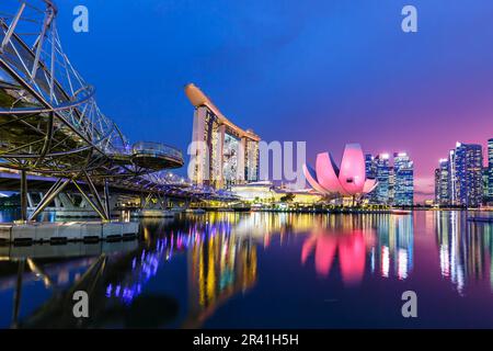 Marina Bay Skyline und Helix Bridge am Abend in Singapur Stockfoto