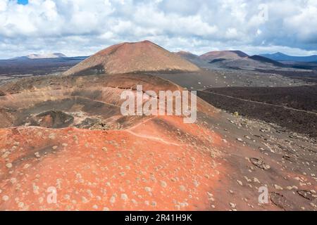 Vulkane im Timanfaya-Nationalpark auf Lanzarote Island aus der Vogelperspektive auf den Kanarischen Inseln in Spanien Stockfoto