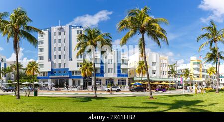 Ocean Drive mit Art-Deco-Hotel-Architekturpanorama in Miami Beach, Florida, USA Stockfoto