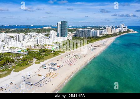 Blick aus der Vogelperspektive auf den Strand und das Meer im Miami Beach Florida in den USA Stockfoto