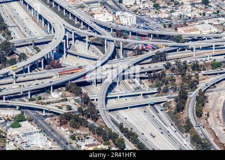 Blick aus der Vogelperspektive auf den Hafen und den Verkehr auf dem Century Freeway in Los Angeles, USA Stockfoto