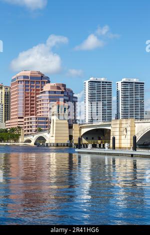 Porträt der Skyline der Royal Park Bridge in West Palm Beach, USA Stockfoto