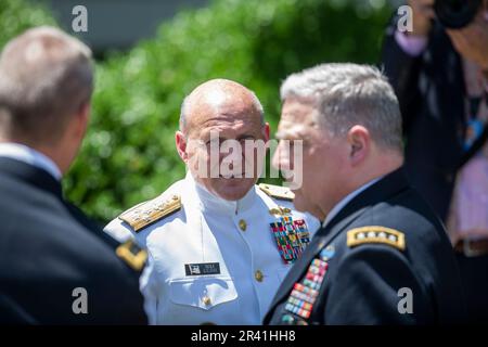 US-Marineadmiral Michael Gilday, Center, Chief of Naval Operations, und General Mark A. Milley, Vorsitzender der Stabschefs der US-Armee, treffen ein, um die Äußerungen von US-Präsident Joe Biden zu treffen, um General Charles Q. Brown, Jr., Als nächster Vorsitzender der Stabschefs im Rosengarten des Weißen Hauses in Washington, DC, am Donnerstag, den 25. Mai 2023. Kredit: Rod Lamkey/CNP/MediaPunch Kredit: MediaPunch Inc/Alamy Live News Stockfoto
