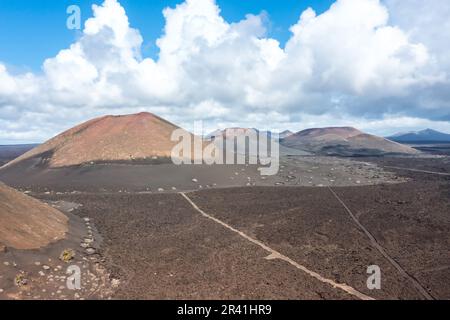 Vulkane im Timanfaya-Nationalpark auf Lanzarote Island aus der Vogelperspektive auf den Kanarischen Inseln in Spanien Stockfoto