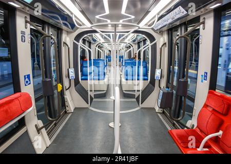 Innenausstattung einer modernen Straßenbahn, Typ Alstom Citadis X05, Linie T9, öffentlicher Nahverkehr in Paris, Frankreich Stockfoto
