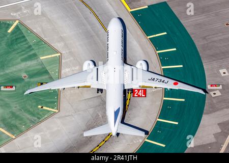 Japan Airlines Boeing 777-300(er) Flugzeug Los Angeles Flughafen in USA Luftbild Stockfoto