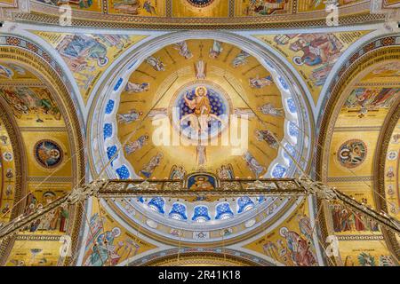 Belgrad, Serbien - 05-20-2023: Kirche der heiligen Sava, Detail der goldenen Mosaikdecke Stockfoto