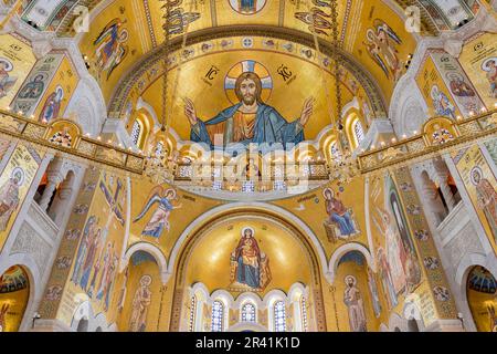 Belgrad, Serbien - 05-20-2023: Kirche der heiligen Sava, Detail der goldenen Mosaikdecke Stockfoto