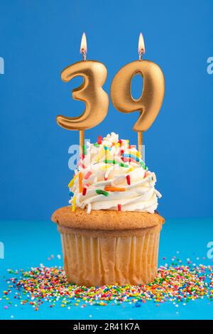 Kerze Nummer 39 - Kuchen zum Geburtstag auf blauem Hintergrund Stockfoto