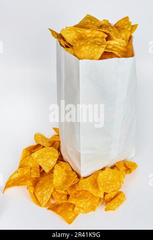 Vertikal eines weißen Beutels glutenfreier Tortilla- oder Salsa-Chips mit Chips am äußeren Rand des Beutels auf weißem Hintergrund Stockfoto