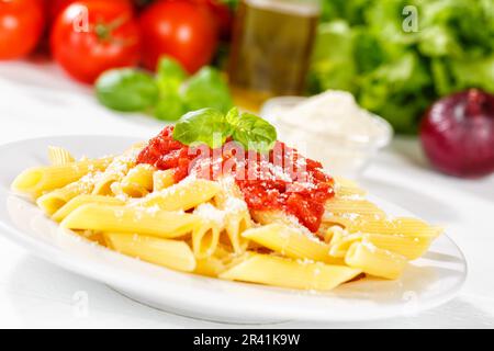 Penne Rigatoni Rigate Italienische Pasta in Tomatensoße Essen Sie in Stuttgart auf einem Teller zu Mittag Stockfoto